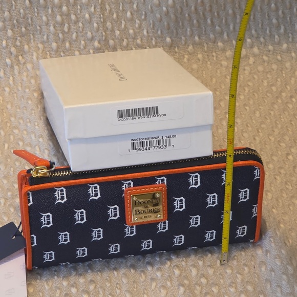 Dooney & Bourke Detroit Tigers Wallet - Picture 5 of 8
